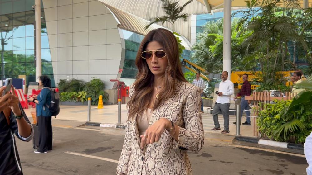 shilpa-shetty-was-spotted-at-t1-airport-arrival-looking-chic-and-graceful-as-always